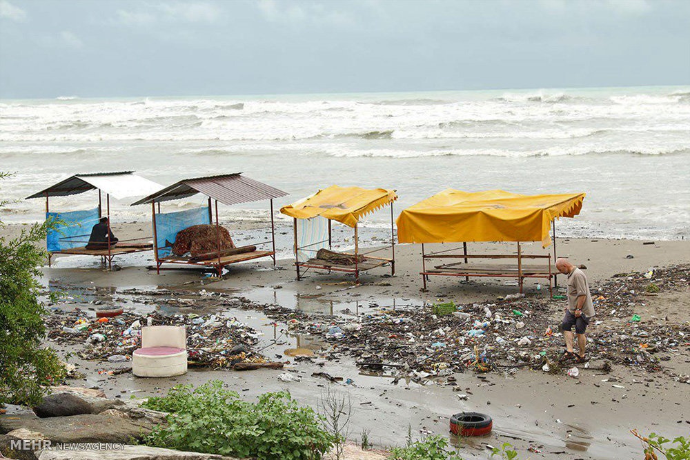 تصاویر | ساحل‌گردی‌های چالوس بارانی و تاسف همیشگی