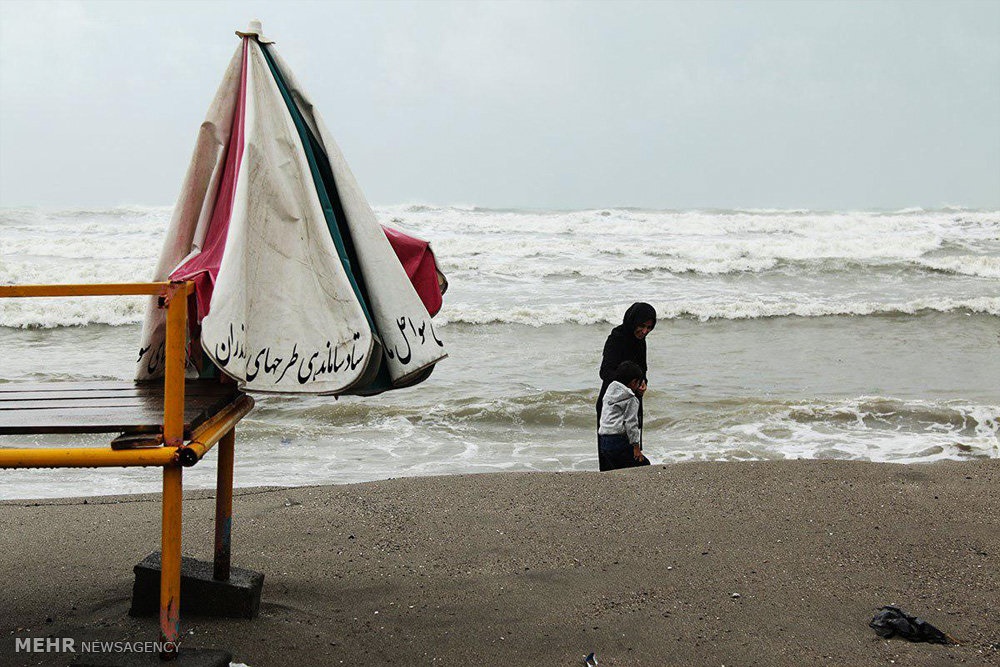 تصاویر | ساحل‌گردی‌های چالوس بارانی و تاسف همیشگی