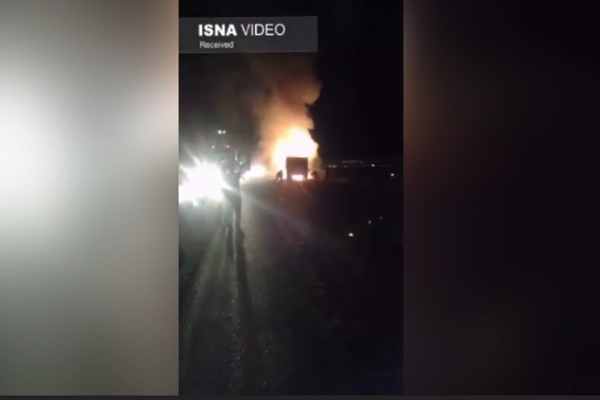 فیلم | پژو ۴۰۵ با ۵ سرنشینش در آتش تصادف با تریلی سوخت