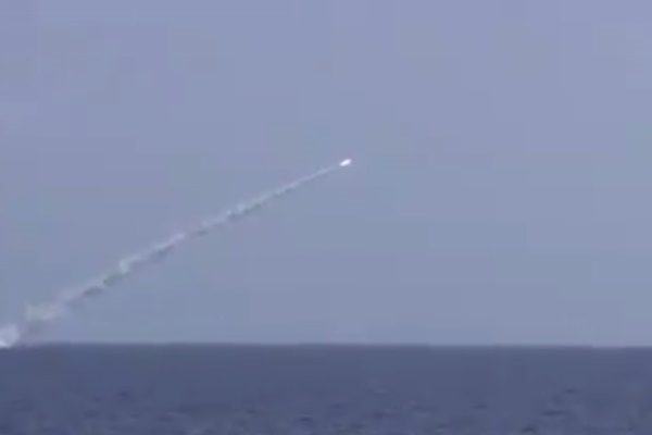 فیلم | لحظه پرتاب موشک‌های روسیه به مواضع داعش