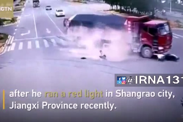 فیلم | نجات معجزه‌آسای موتورسوار پس از برخورد با دو کامیون   
