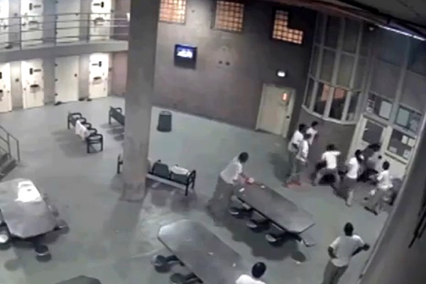 فیلم | حمله زندانیان به دو مامور پلیس