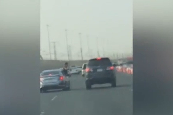 فیلم | حادثه هنگام درگیری جوانان با خودرو در اتوبان‌های عربستان 