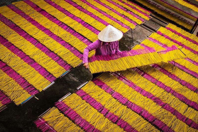 عکس | خشک کردن چوب‌های رنگارنگ در عکس روز نشنال جئوگرافیک