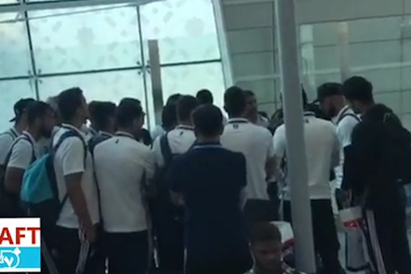 فیلم | جلسه سرپایی مهم کی‌روش با ملی‌پوشان در فرودگاه دبی