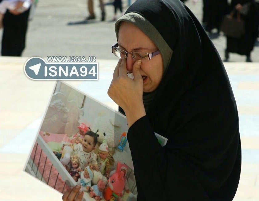 عکس | گریه‌های مادر بنیتا در مراسم شیرخوارگان حسینی(ع)