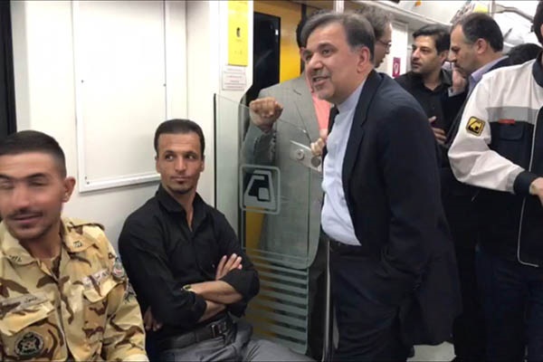 فیلم | گپ خودمانی وزیر راه با یک سرباز در مترو