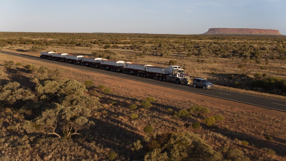 تصاویر رکوردشکنی لندرور با کشیدن  قطار جاده‌ای ۱۱۰ تنی!