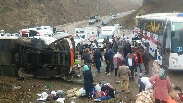 واژگونی اتوبوس مسافربری گردشگران اصفهانی در گردنه حیران/ بیش از ۲۰ نفر مصدوم شدند/ عکس