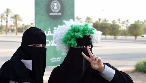 تصاویری از حضور زنان  عربستانی در استادیوم