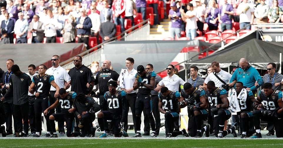 تصاویر | حرکت اعتراضی ورزشکاران سیاه‌پوست در پی توهین ترامپ