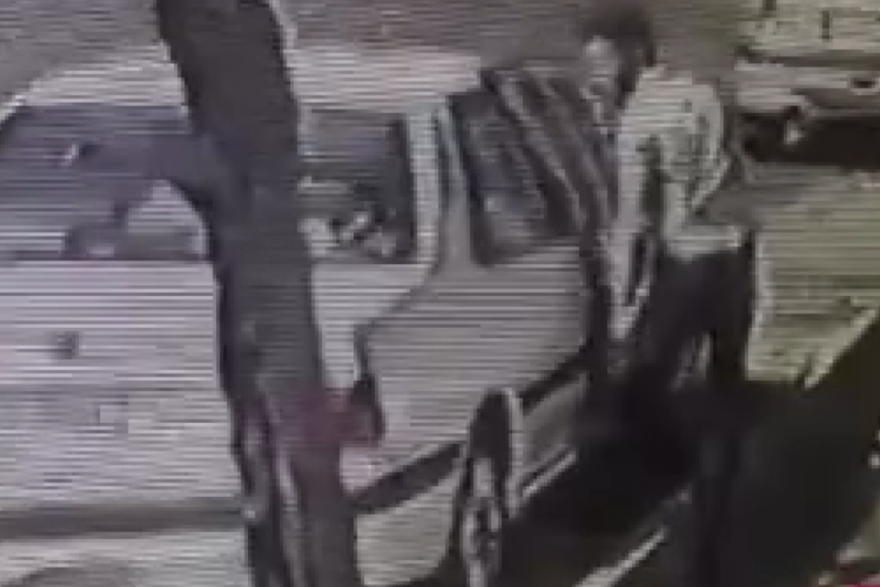 تصاویر دوربین‌های مداربسته از سرقت خودروهای اطراف بیمارستان سینا 