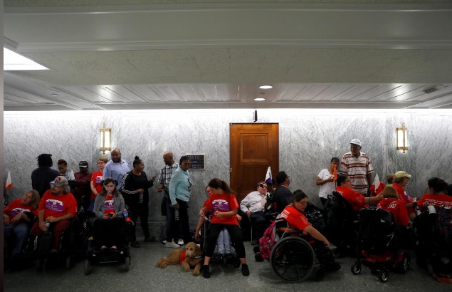 تصاویر | مختل شدن جلسه سنا توسط مخالفان ویلچرسوار لغو بیمه اوباما