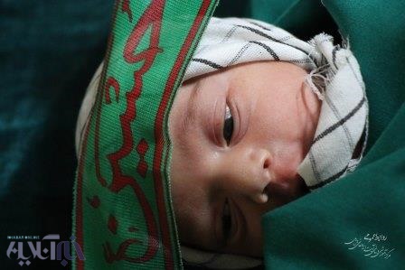 به تن کردن لباس عزای محرم بر قامت نوزادان متولد شده بیمارستان روحانی بابل با نام و یاد شهید شش ماهه 