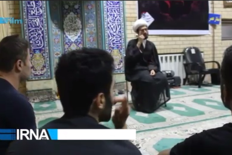 فیلم | روحانی مسلط به زبان اشاره در هیئت عزاداری ناشنوایان