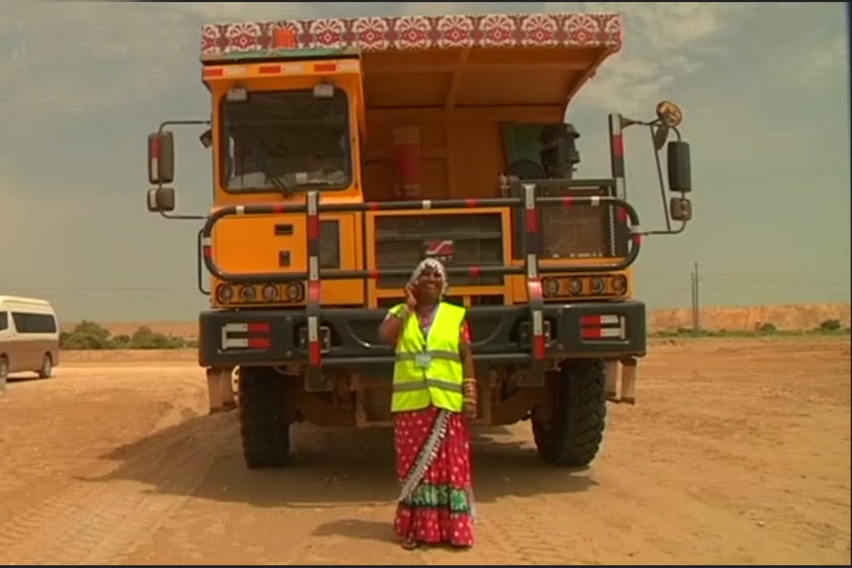 فیلم | شغل جدید زنان پاکستانی؛ رانندگی کامیون‌های غول‌پیکر