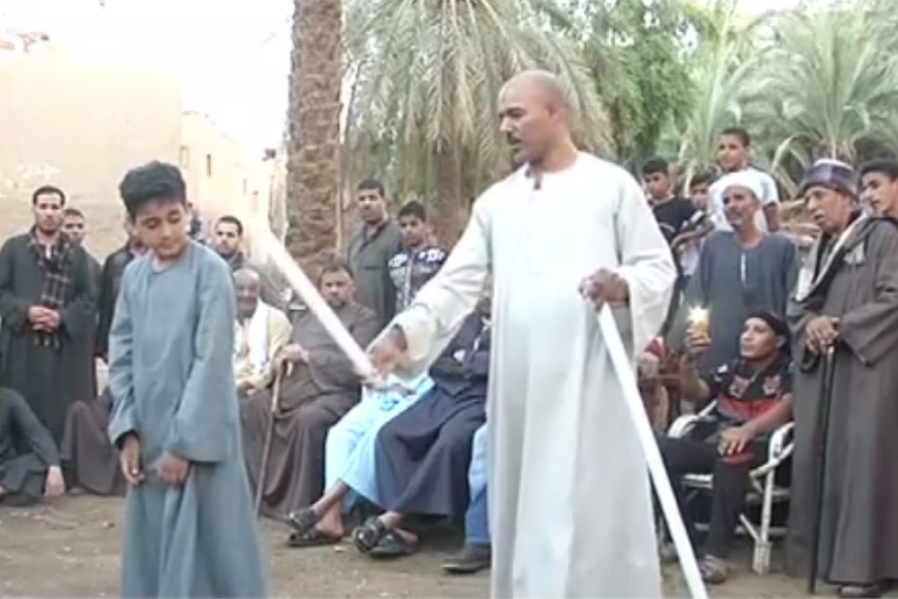 فیلم | رفتار عجیب یک معرکه‌گیر مصری با پسر ۸ ساله‌اش