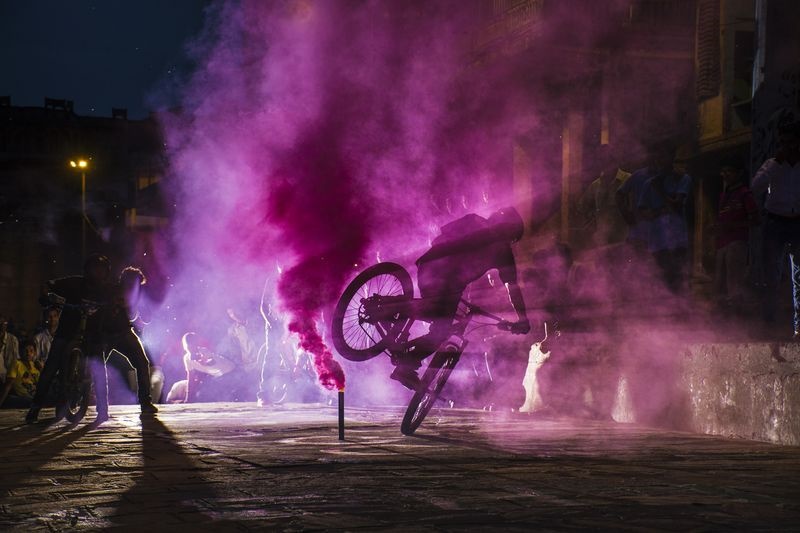 عکس | نمایش خیابانی دوچرخه‌سوار در عکس روز نشنال جئوگرافیک