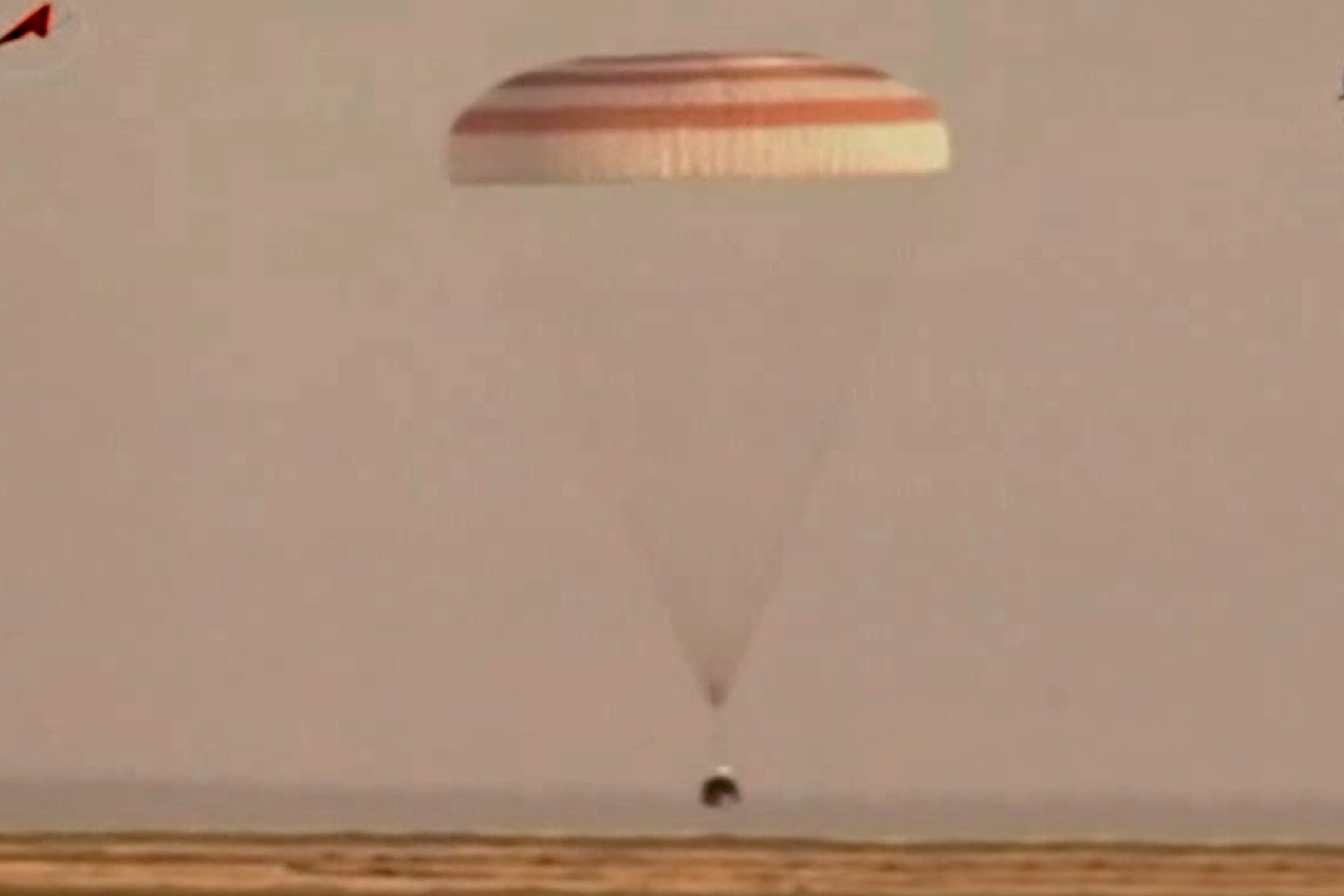فیلم | لحظه فرود کپسول ویژه مسافران ایستگاه فضایی  در قزاقستان