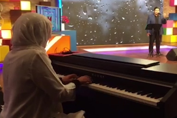 فیلم | پیانو نوازی همسر سالار عقیلی در پشت‌صحنه «حالا خورشید»