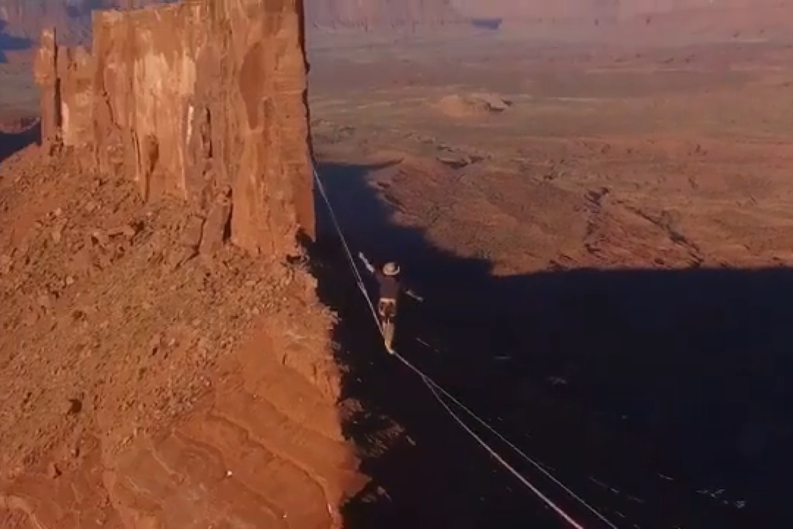 فیلم | بندبازی در ارتفاع ۵۰۰ متری در بیابان