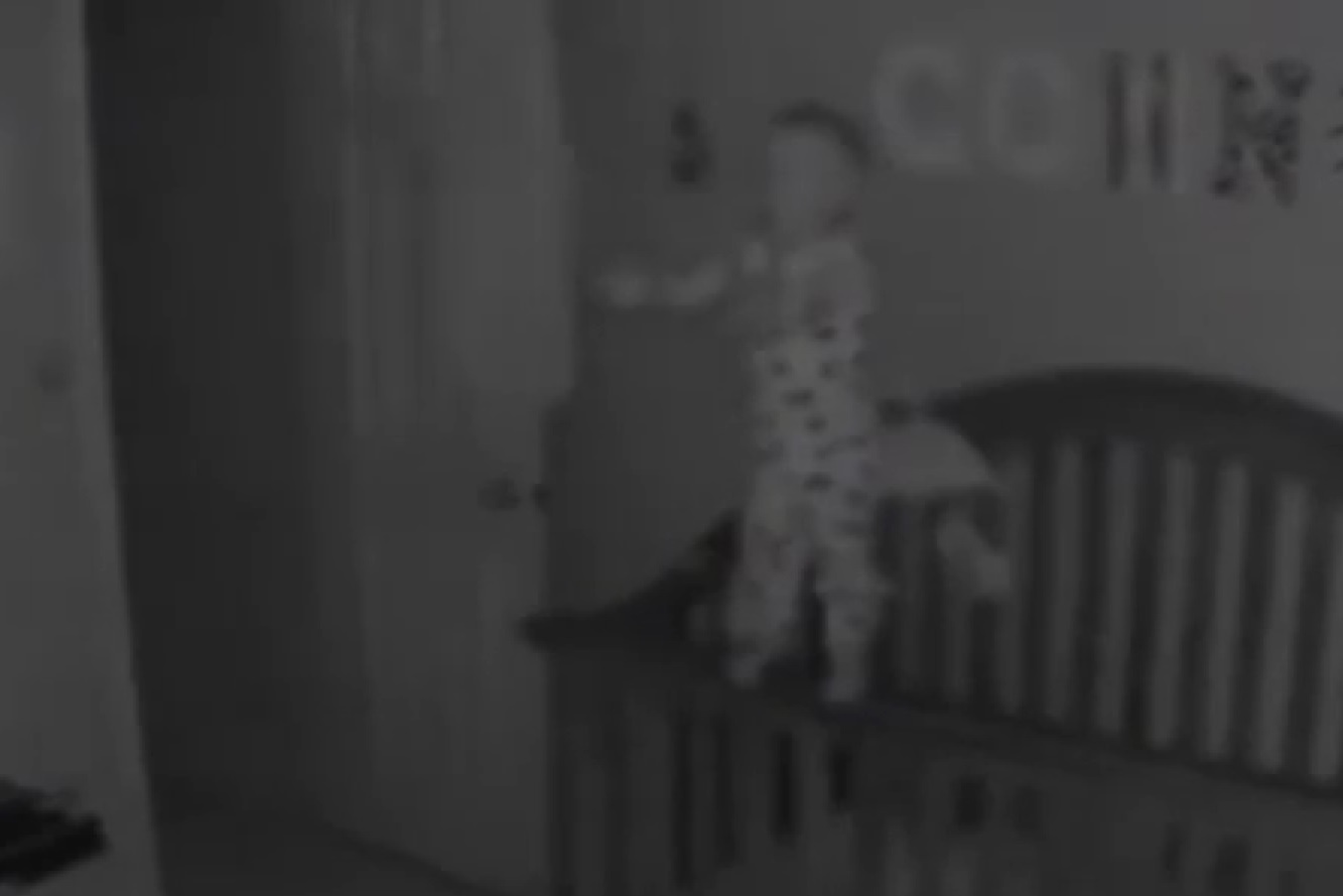 فیلم | ویدئویی عجیب و ترسناک از اتاق خواب یک نوزاد 