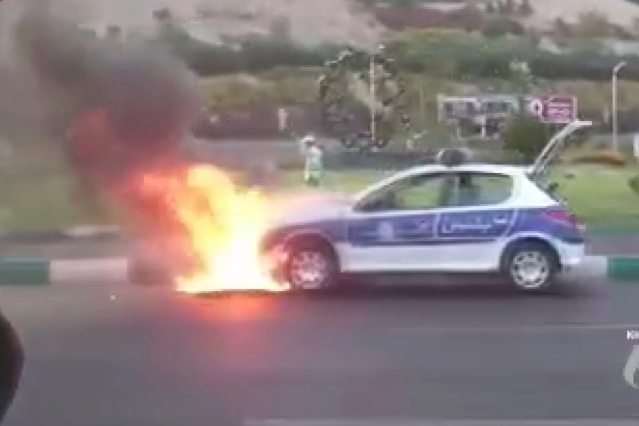 فیلم | آتش‌سوزی ماشین پلیس حوالی برج میلاد