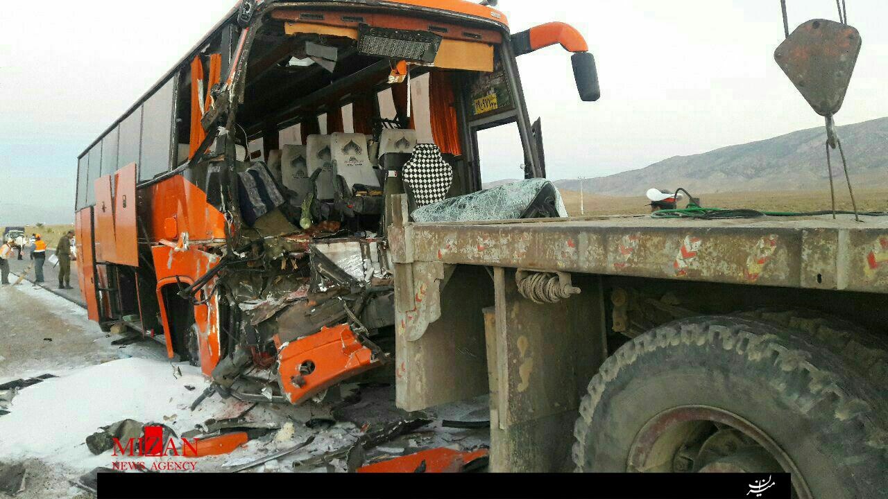 ۳ کشته و ۲۲ مصدوم براثر تصادف کامیون با اتوبوس در جاده جنگل گلستان