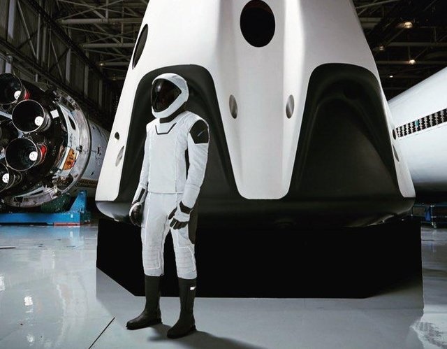 همه چیز درباره لباس فضانوردی که اسپیس ایکس معرفی کرد/ پایان دوران لباس‌های سنگین