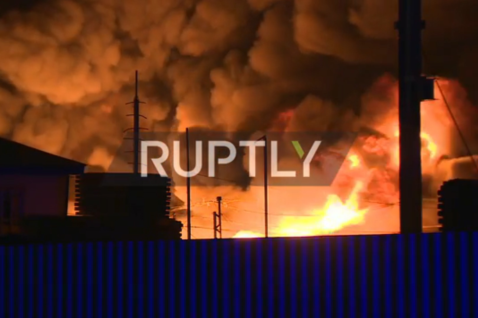 فیلم | آتش‌سوزی در کارخانه پلاستیک در روسیه
