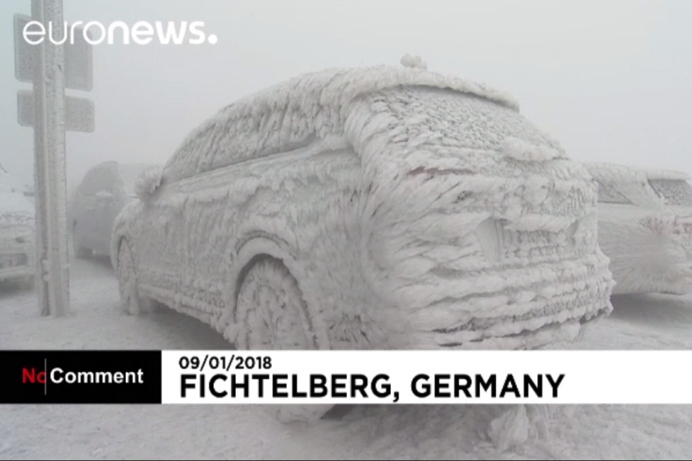 فیلم | سوز و سرما در آلمان ماشین‌ها را به مجسمه یخی تبدیل کرد!