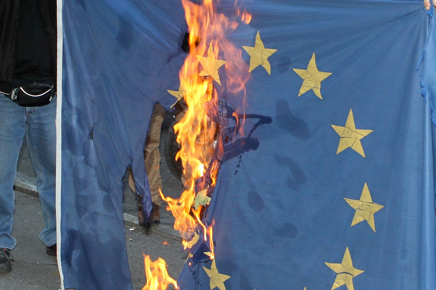 فیلم | به آتش‌کشیدن پرچم اتحادیه اروپا در اعتراض به سیاست‌های ریاضتی 