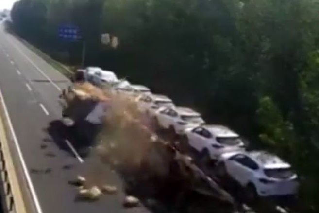فیلم | نتیجه تصادف کامیون حمل اردک زنده و تریلی در بزرگراه