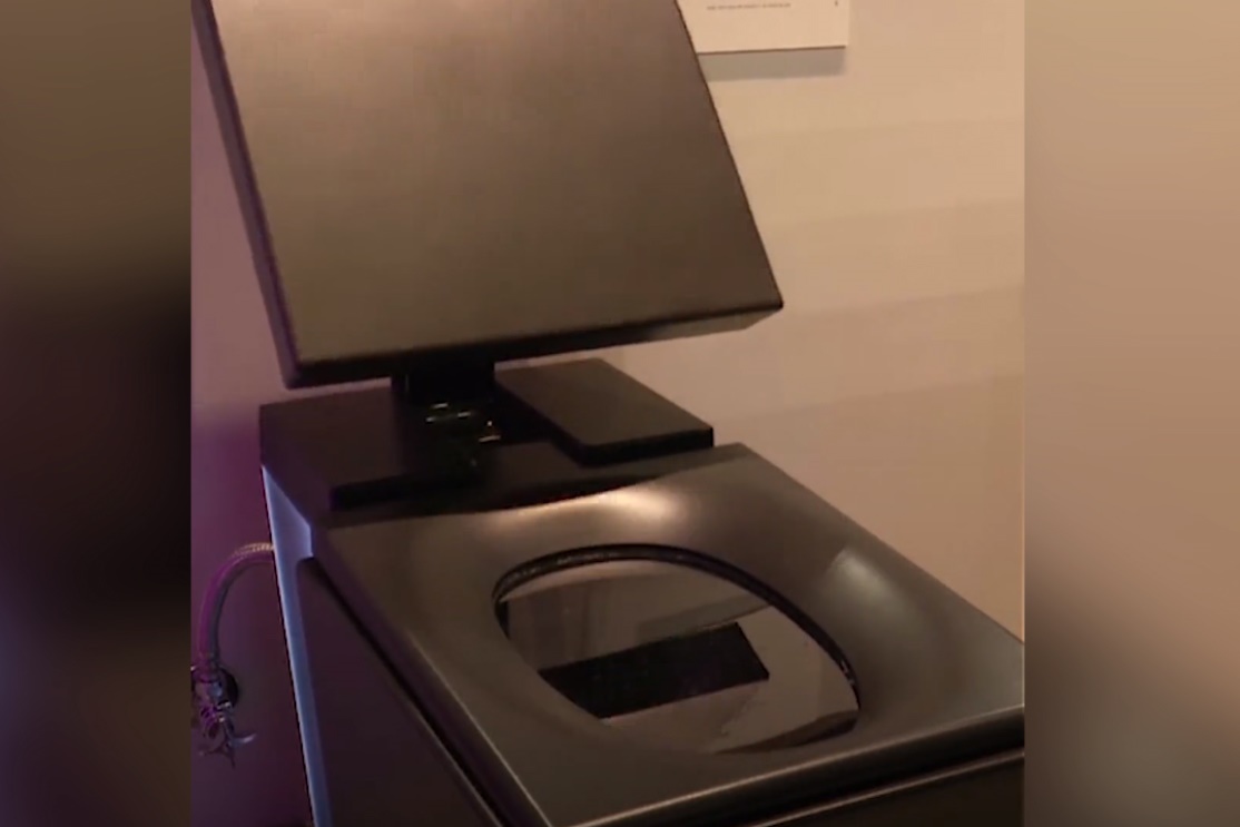 فیلم | توالت هوشمند ۷۵۰۰ دلاری دستوراتتان را اجرا می‌کند!