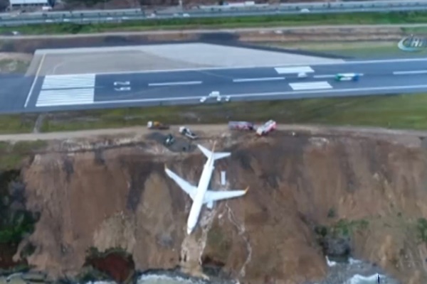 فیلم | سقوط هواپیمای مسافربری به دره‌ای در ساحل دریای سیاه 