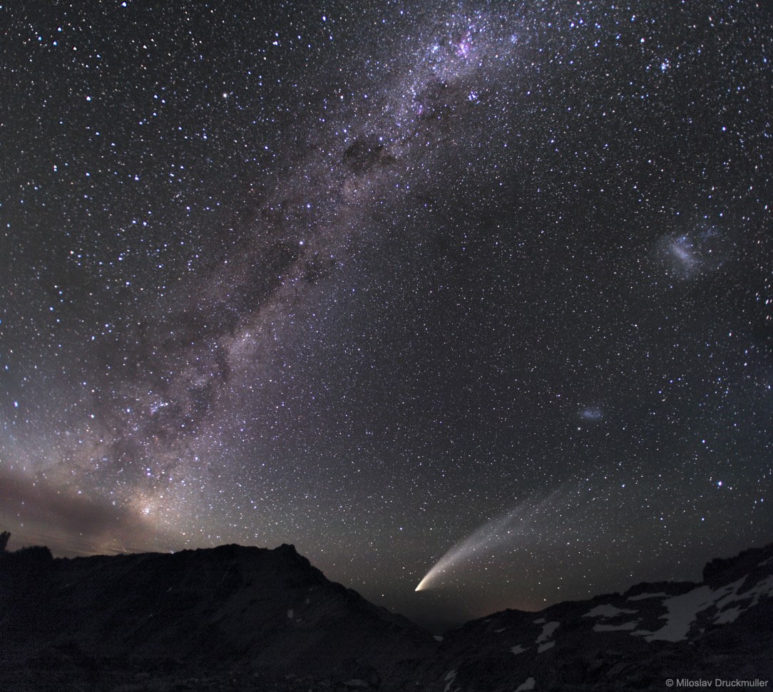 عکس | تصویر نجومی روز ناسا: ۳ کهکشان و یک دنباله‌دار