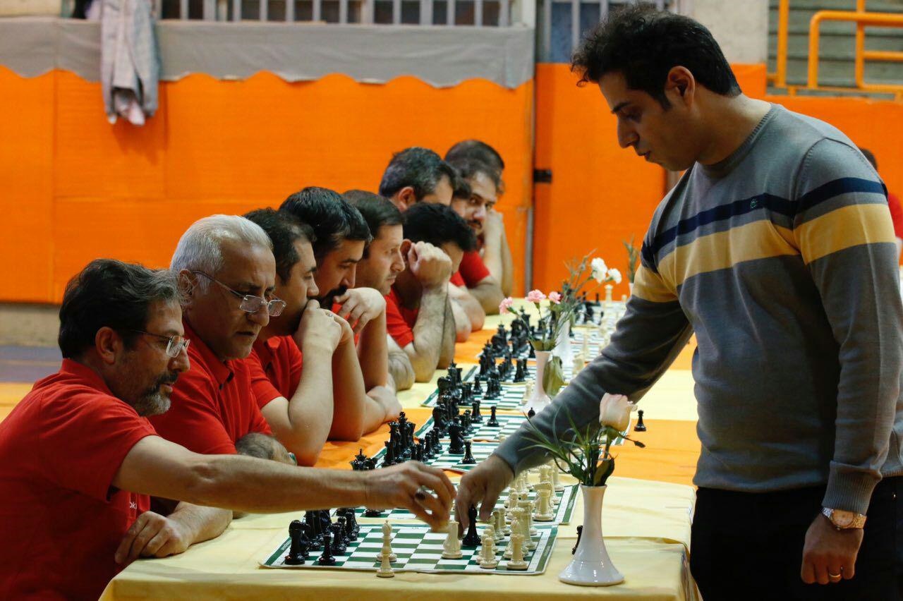 در مسابقه با ۸۰ شطرنج‌باز: احسان قائم‌مقامی همه را کیش و مات کرد