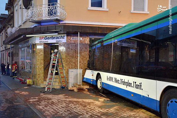 فیلم | ۲۱ زخمی بر اثر برخورد اتوبوس مدرسه به یک ساختمان در آلمان