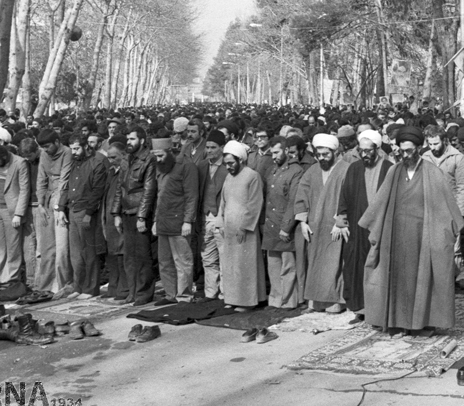 تصاویر | ۳۸ سال پیش؛ اقامه نخستین نمازجمعه به امامت آیت‌الله خامنه‌ای
