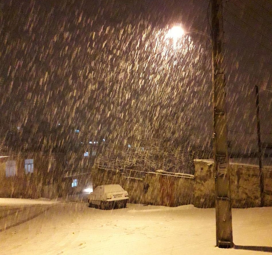 بارش اولین برف زمستانی در ارومیه / مدارس در آذربایجان‌غربی تعطیل شدند