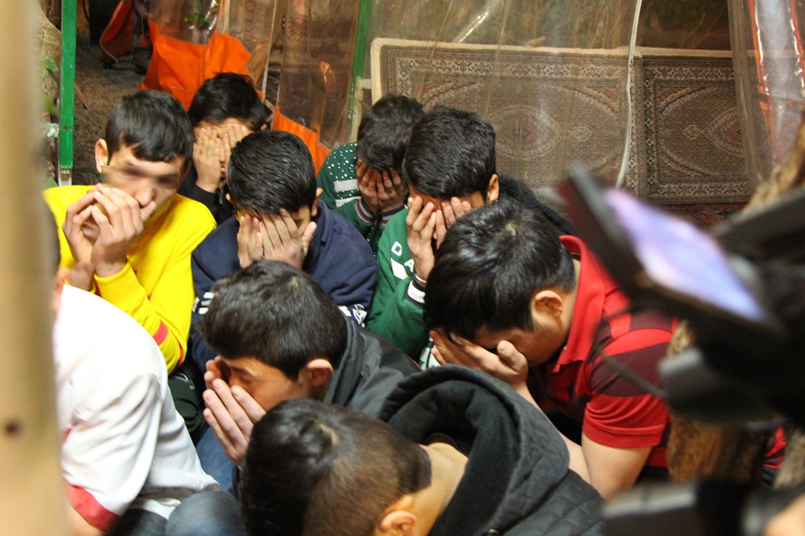فیلم | برده‌داری سیاه ۱۱ کودک در دخمه مخوف یک قهوه خانه در تهران
