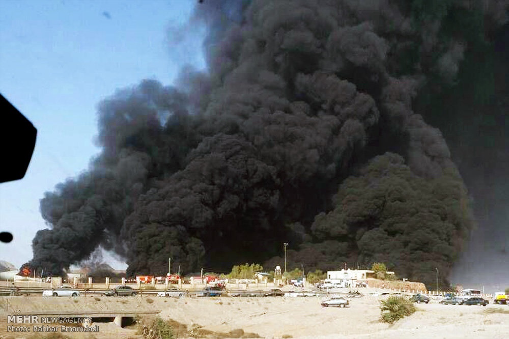 فیلم | تصاویر منتشرشده از آتش‌سوزی انبار قیر بندرعباس