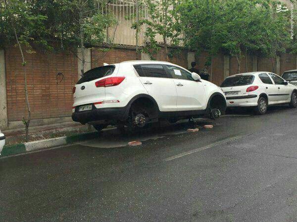 تصاویر | سرقت لاستیک خودروهای لوکس در تهران