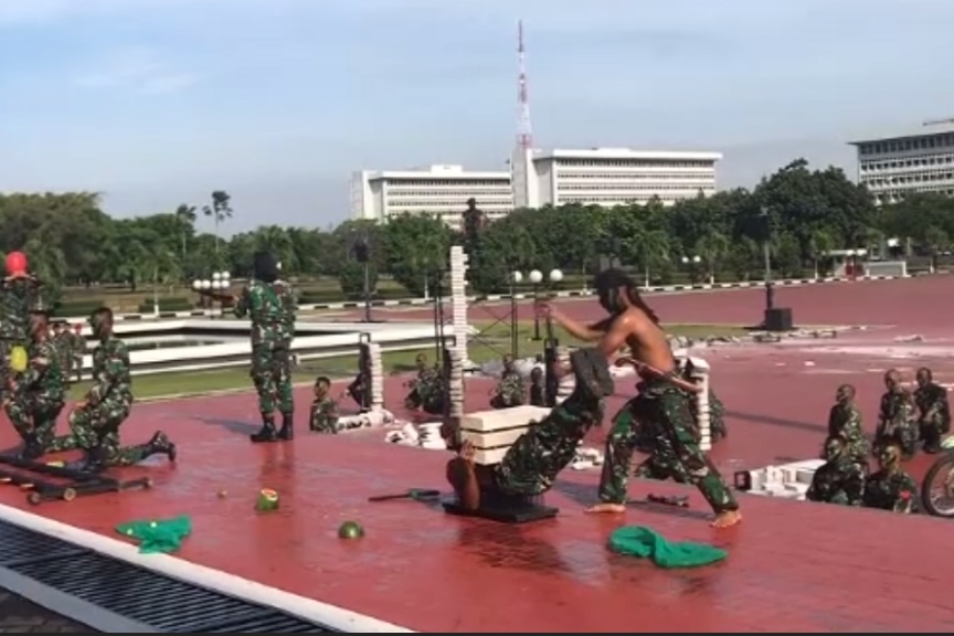 فیلم | نمایش تکاوران اندونزی برای وزیر دفاع آمریکا؛ از نوشیدن خون مار تا غلتیدن روی خرده شیشه‌