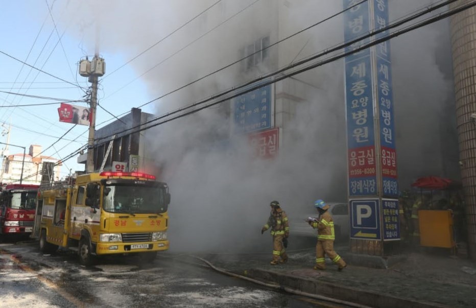 تصاویر | آتش‌سوزی بیمارستان در کره جنوبی؛  ۴۱ نفر جان باختند
