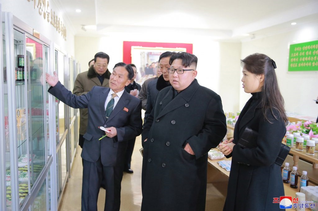 تصاویر | رهبر کره شمالی و همسرش در کارخانه داروسازی