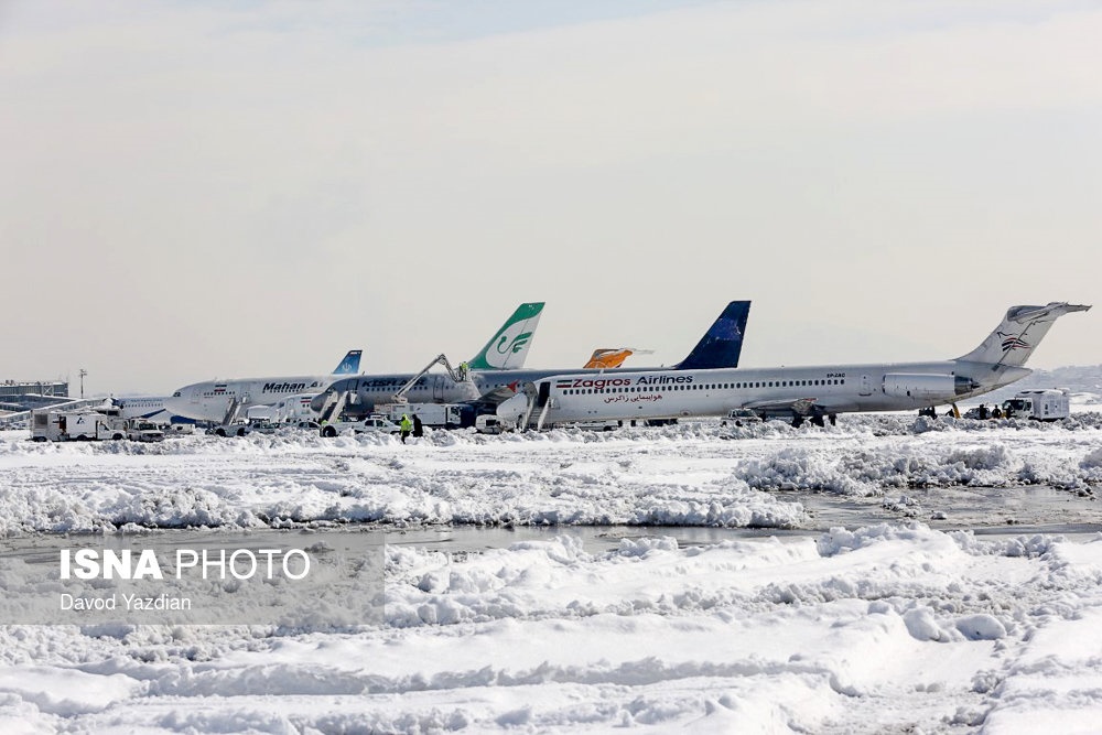 تصاویر | باند فرودگاه مهرآباد پس از بارش برف سنگین ۸ بهمن