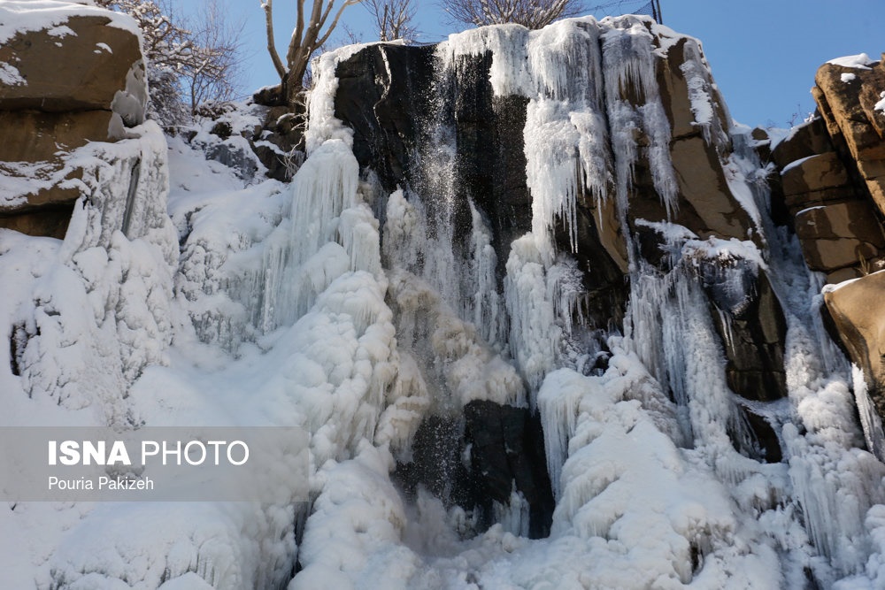 تصاویر | یخ‌بستن آبشار گنجنامه در منفی ۱۷ درجه همدان