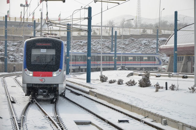 کابل‌های مترو خط ۵ مترو یخ زد، مردم در تهران و کرج سرگردان شدند/ عکس
