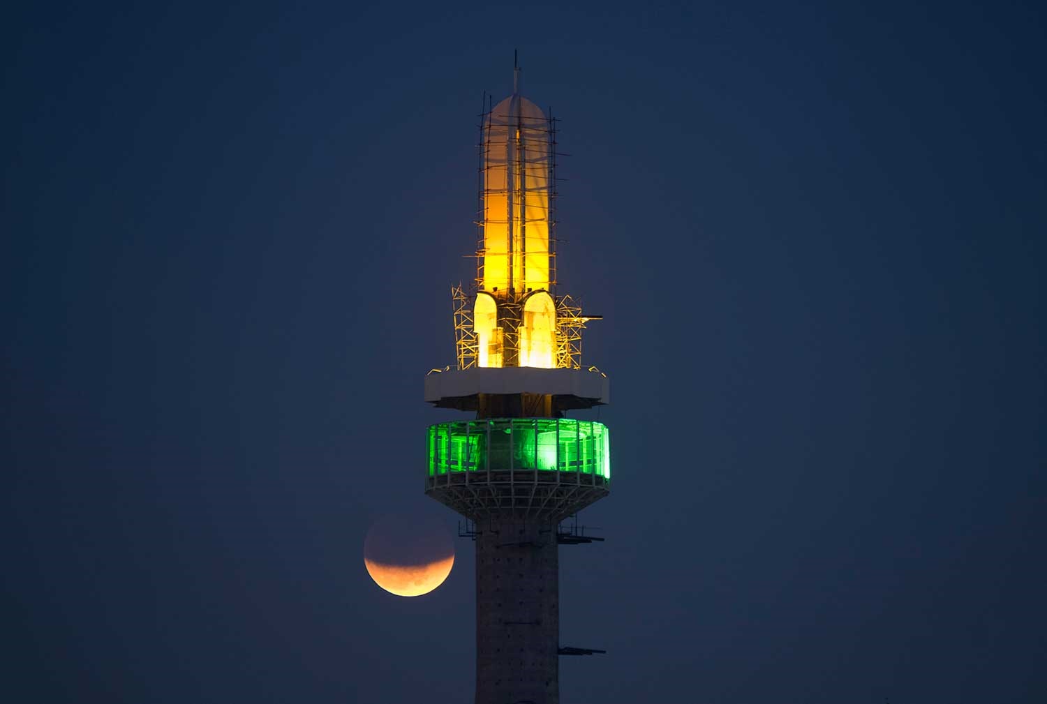 تصاویر | زیباترین جلوه‌های ماه‌گرفتگی امشب از سراسر جهان